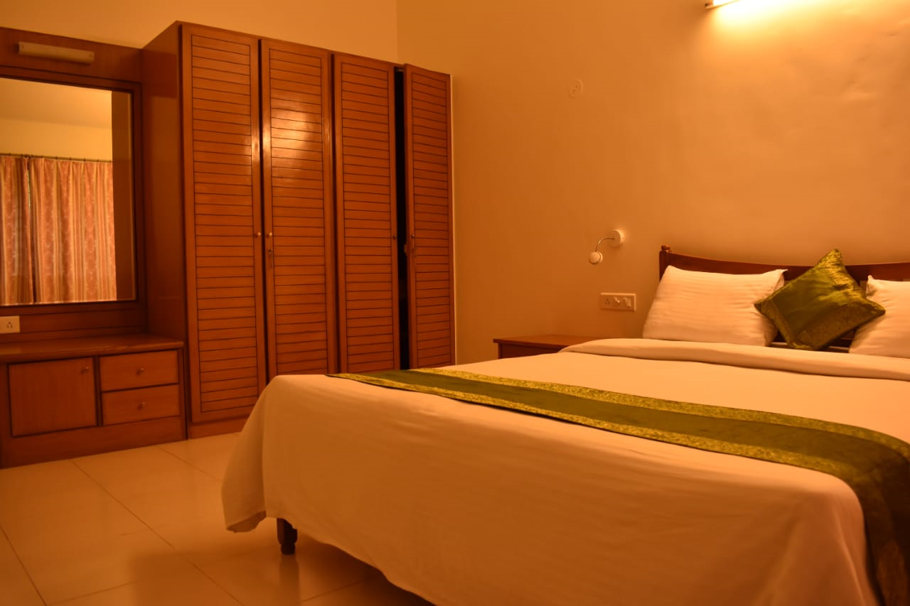 Deluxe Ac Room at service apartments for long stay with kitchen in Pune Deccan 
